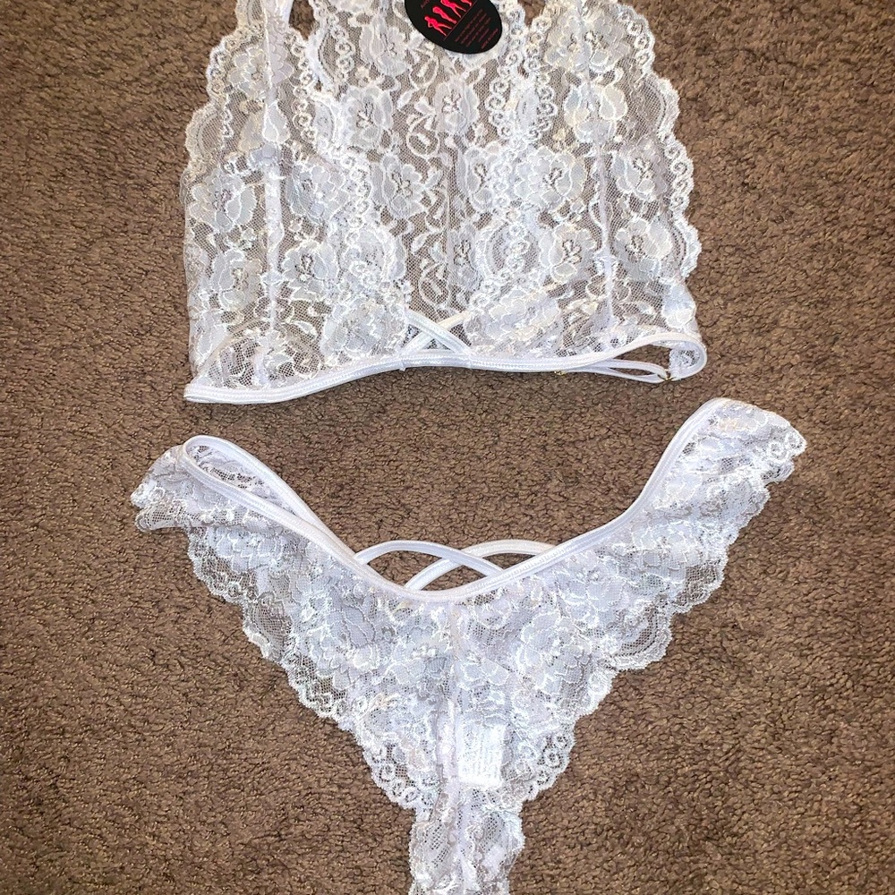 Size L. Color White. Brand “Avidlove”